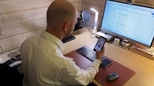 Biznesmen kręci i montuje wideo siedzące przy stole — Wideo stockowe