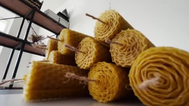 Velas hechas a mano y camarógrafo mujer de tiro con cera de abeja — Vídeo de stock