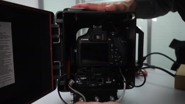Cameraman conecta a câmera ao invólucro no escritório da empresa leve — Vídeo de Stock