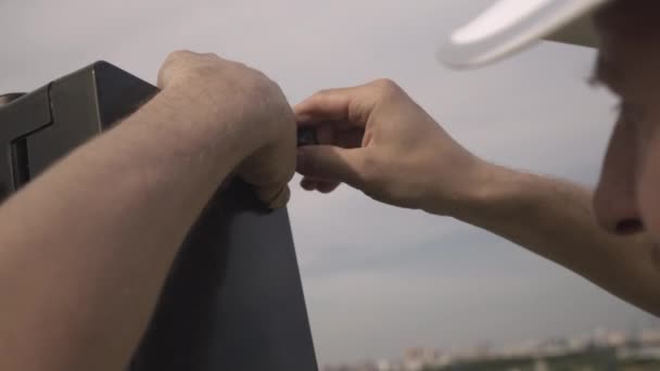 사람은 지붕 위 에서 카메라 의침 수 케이스 를 닫는다 — 비디오