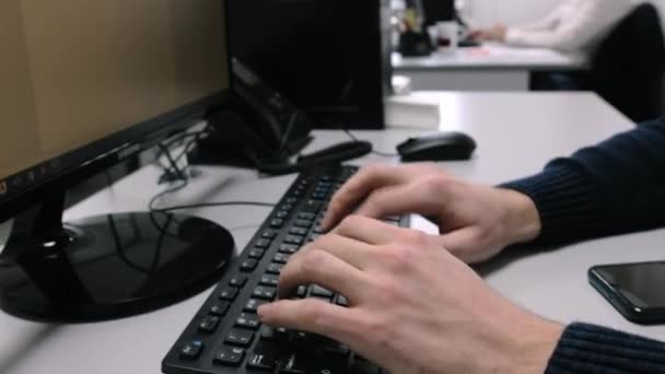 Tekst typu pracownika na klawiaturze komputera w miejscu pracy — Wideo stockowe