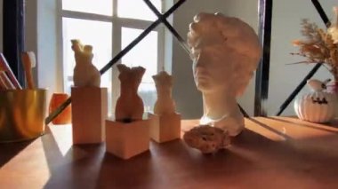 El yapımı mumlar ve kabarık dallı siluetler.