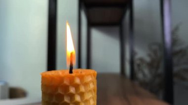 Masanın üzerinde yanan balmumu mumunu üflüyorum.