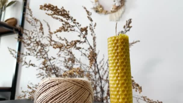 Elegantes velas decorativas hechas de cera de abejas natural en la tienda — Vídeo de stock