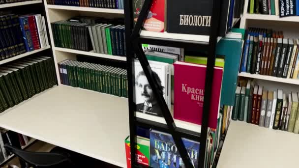 Dipartimento di scienze naturali e tavolo nel corridoio della biblioteca — Video Stock