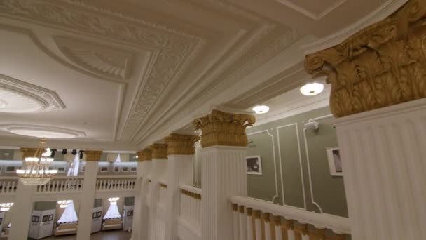 剧场大厅里风格华丽的柱子和巨大的发光吊灯 — 图库视频影像