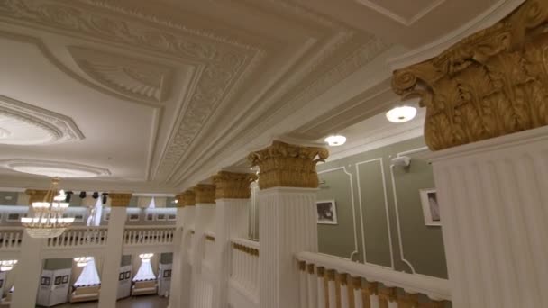 Stylish column and large glowing chandelier in theater hall — Stock video