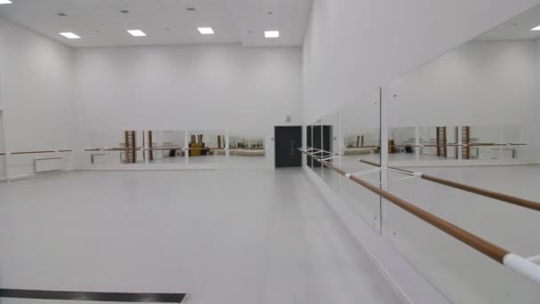 Empty dance classroom with large mirrors and wooden bars — Vídeos de Stock