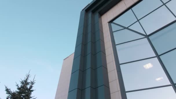 Movimiento a elegante edificio de oficinas con primer plano de fachada de vidrio — Vídeos de Stock