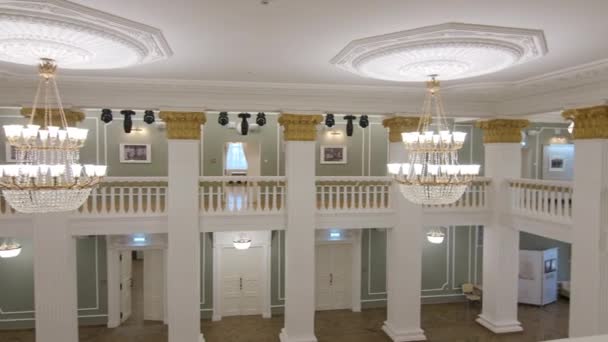 Hallway of theater with antique chandeliers and columns — Stockvideo