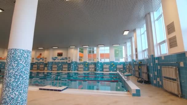 Swimming pool with clear water columns and mosaic on wall — Stockvideo