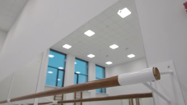 Wooden bar near large mirror in brightly lit dance class — Video Stock