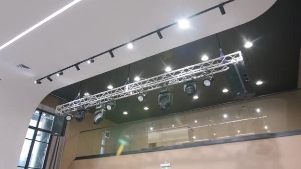 복도 천장에는 프로젝터 램프로 빛을 비추고 있다 — 비디오