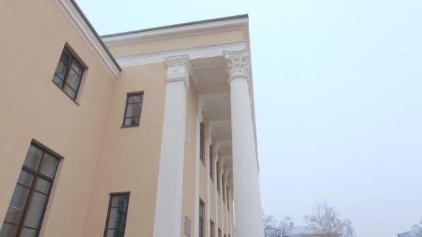 Старовинна будівля театру з антикварними колонами в зимовий день — стокове відео