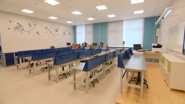Design and technology classroom with desks and machine tools — Stock video