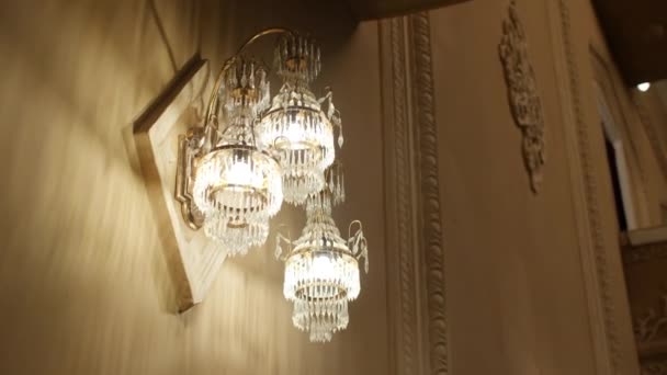 Chandelier on wall with vintage decor in auditorium hall — Stock video