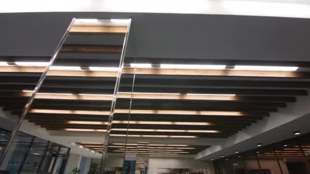 Glowing lamps on ceiling and mirror columns in concert hall — Stockvideo