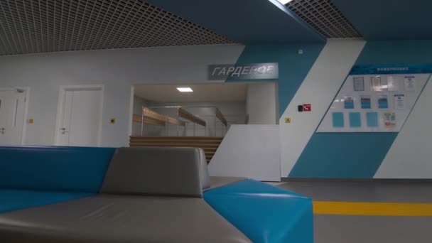 Cloakroom and couch in decorated hallway of sports complex — Vídeo de Stock