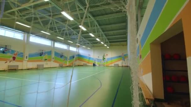 Cancha para entrenamiento de fútbol y baloncesto en complejo deportivo — Vídeos de Stock