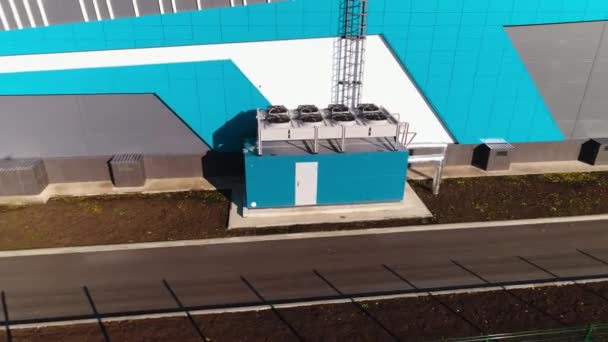 Air conditioners on back entrance roof of shopping mall — Stok video