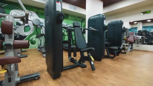 Weight machines wait for athletes training in empty gym — Stockvideo