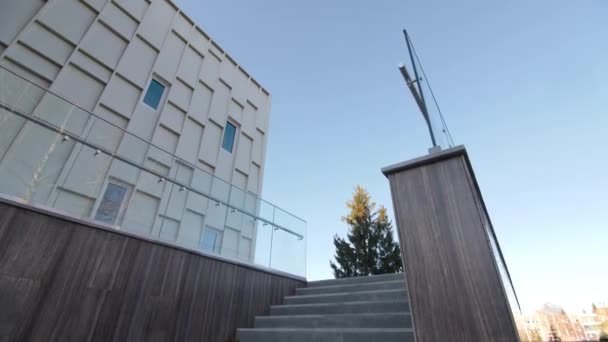 Steps and ground with glass railings by stylish building — Stockvideo
