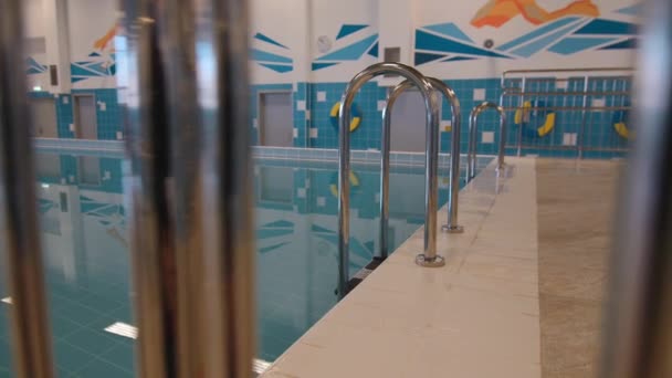 Swimming pool with clear water in hall of sports complex — Video Stock