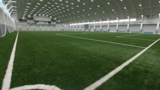 Corte para entrenamiento de fútbol y palabra Victoria en hangar grande — Vídeos de Stock