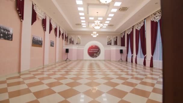 Motion into assembly hall with festive decor at palace — Video