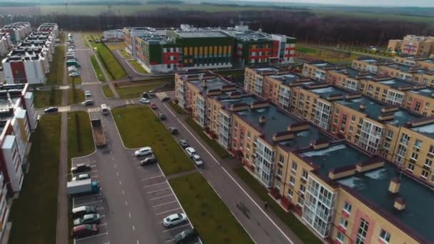 Parking area and road across city with apartment buildings — Stok video