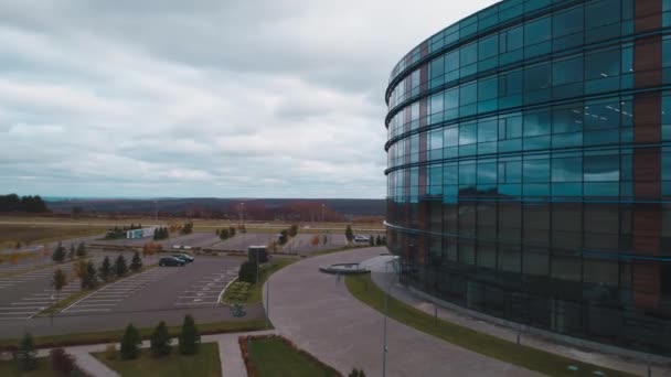 Stylish office building with glass facade and parking area — Video Stock
