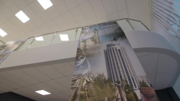 Long banner with cityscape hangs in shopping mall hall — стоковое видео