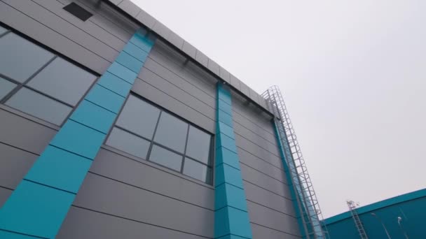 Μοντέρνο κτίριο με γκρι και μπλε πρόσοψη στο δρόμο της πόλης — Αρχείο Βίντεο