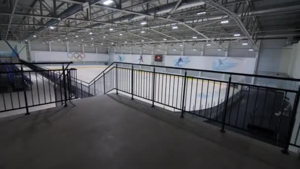 Empty ice arena for hockey teams training at sports complex — Stockvideo