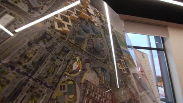玻璃下的城市模型和有组织者的车间 — 图库视频影像