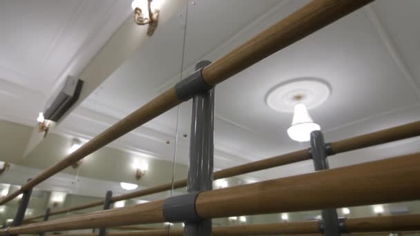 Wooden bars near mirror in classic style dance classroom — ストック動画