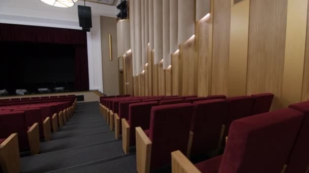 Theater auditorium with red chairs and antique chandelier — Wideo stockowe