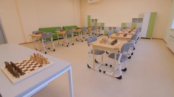 Conjuntos de ajedrecistas en mesas en el aula del centro educativo — Vídeo de stock