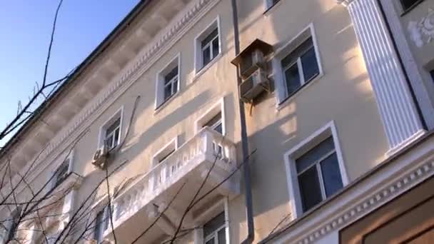 Antiguo edificio de estilo clásico con elegante fachada en la calle — Vídeo de stock