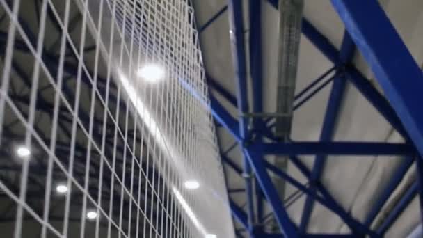 Vit mesh och blå metallstomme i ljust rymligt gym — Stockvideo