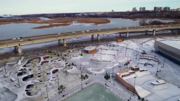 Üres korcsolyapálya a felüljáró közelében autópálya híd a városban — Stock videók