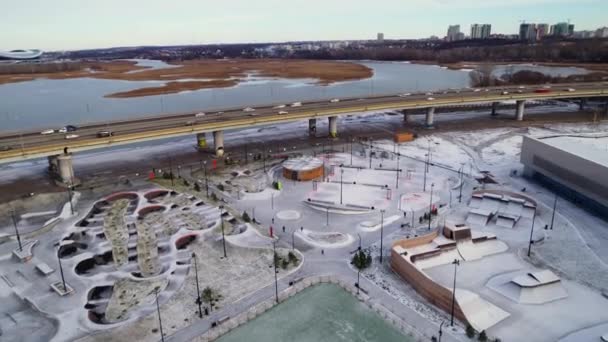 Terreno pattinatore vuoto vicino al ponte autostradale di cavalcavia in città — Video Stock