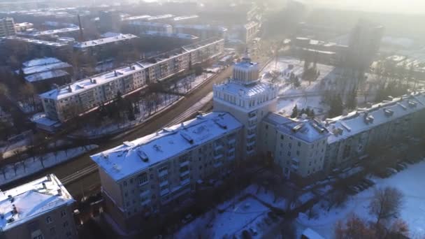 Edifício com torre e torre perto da avenida na cidade de inverno — Vídeo de Stock