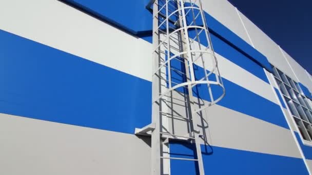Escalera de emergencia en la pared azul y blanca del edificio público — Vídeos de Stock
