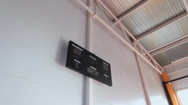 Digitaal scherm om te controleren spel score op witte muur in de sportschool — Stockvideo