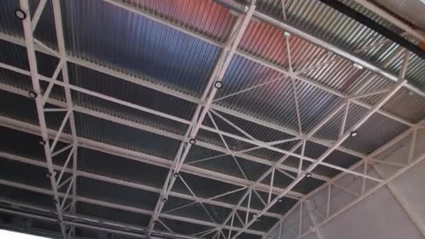 Nosník mršina s LED lampy na stropě prostorné chodby — Stock video