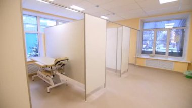 Hastanedeki hastalar için kanepe ve sıra sıra masaj dolapları