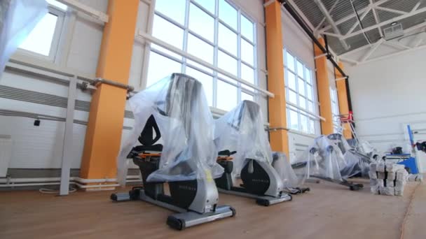 Neue Trainingsgeräte mit Folie in renovierter Turnhalle — Stockvideo
