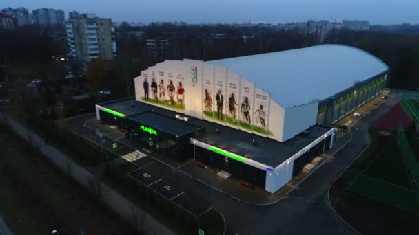 Стадіон для футбольної підготовки з настінними розписами у місті. — стокове відео