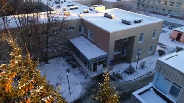 Будівля з ім'ям Санні над входом в зал на сніговій вулиці — стокове відео